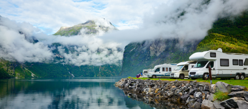 camping-car au bord de l'eau